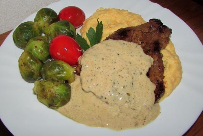 VEPŘOVÁ KRKOVICE S HOŘČIČNOU OMÁČKOU A CELEROVO MRKVOVOU KAŠÍ