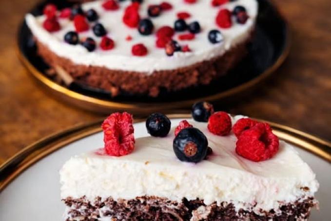 Nadýchaný koláč s tvarohem a ovocem