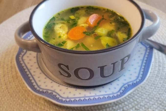 ZELENINOVÁ POLÉVKA S DROŽĎOVÝMI KNEDLÍČKY