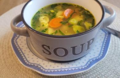 ZELENINOVÁ POLÉVKA S DROŽĎOVÝMI KNEDLÍČKY