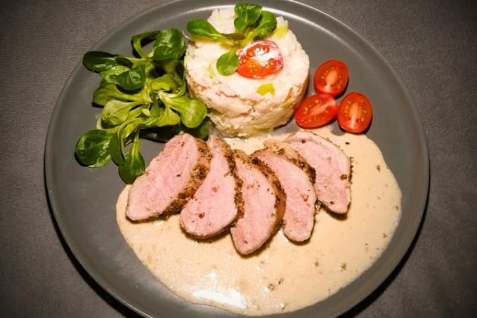 Panenská svíčková v ořechovém kabátku se smetanovou omáčkou a šťouchaným květákem  - LC