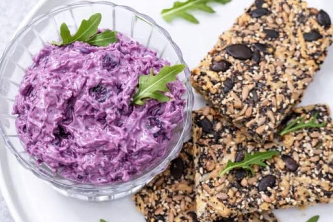 Salát z červeného zelí s tvarohem a sýrovo-semínkové krekry