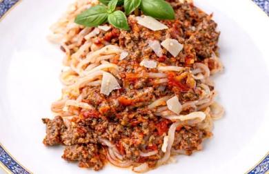 Ragú z mletého hovězího masa a konjakové těstoviny