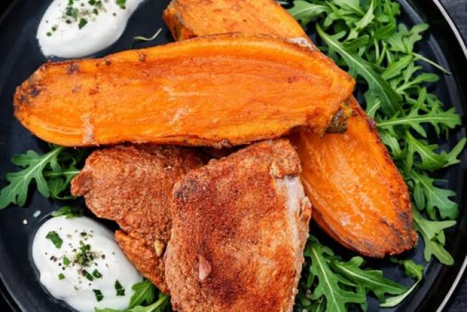 Pečená vepřová plec, batát a jogurtový dip