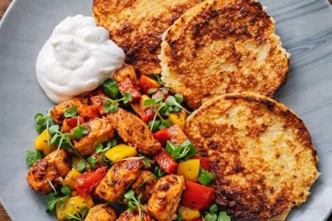 Kuřecí směs, květákové placičky a jogurtový dip