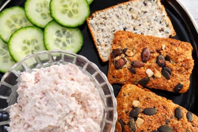 Camembertová pomazánka se šunkou a dýňovo-cottage bagetky