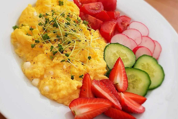 Míchaná vajíčka s cottage sýrem a zeleninou