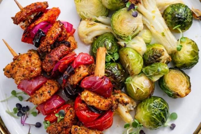 Mini špízky z vepřové pečeně a růžičková kapusta s květákem