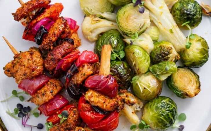 Mini špízky z vepřové pečeně a růžičková kapusta s květákem