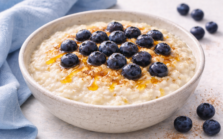 Obláčková ovesná kaše se sněhem, borůvkami a čekankovým sirupem