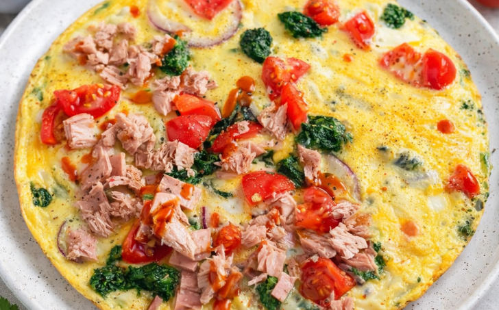 Omeleta s tuňákem a zeleninou