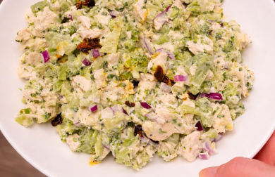 Salát s kuřetem a brokolicí