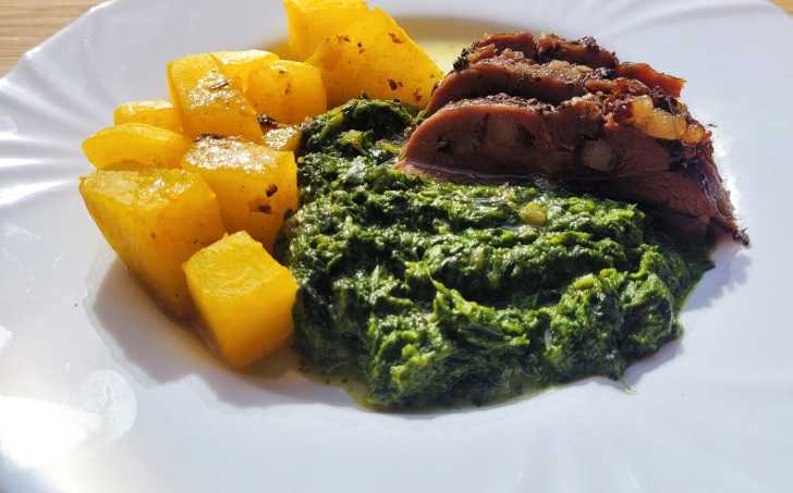 PEČENÉ KANČÍ MASO SE ŠPENÁTEM A KEDLUBNOU