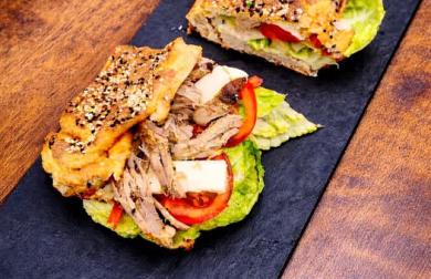 Lowcarb "bageta" plněná trhaným masem