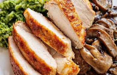 Kuřecí prso se šťouchanou brokolicí a smetanovými žampióny