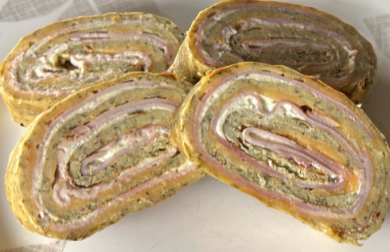 Avokádo-mozarellová roláda s kozím sýrem a šunkou