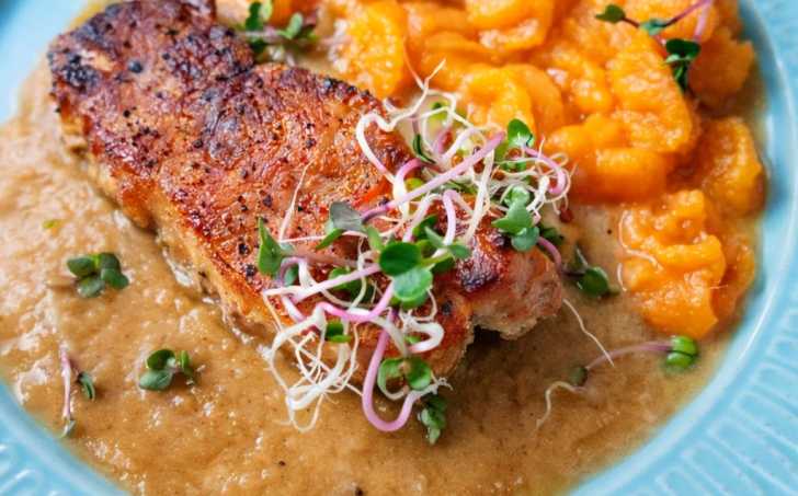 Vepřová pečeně s batátovo-kedlubnovou kaší a cibulovou omáčkou