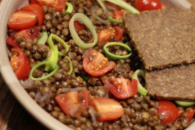 Červená čočka s rajčaty a pórkem