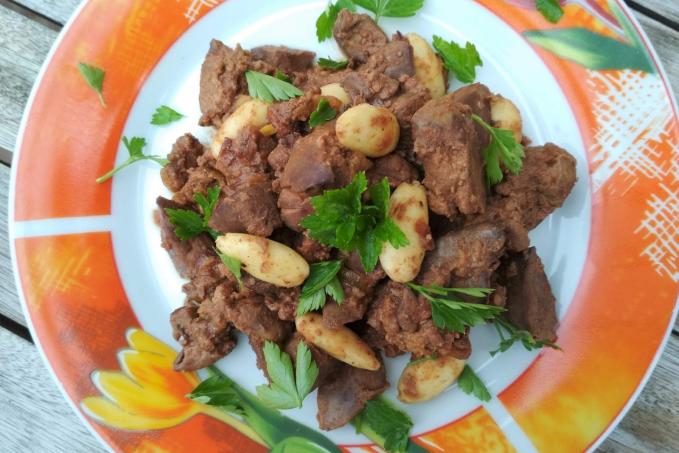 Jatýrka na cibulce s mandlemi a slaninkou