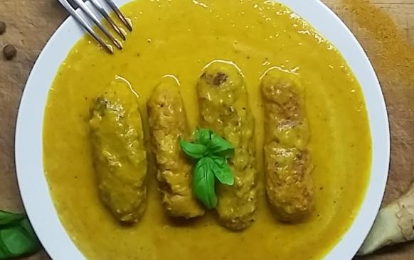 Rolky(cevabcici) - mohou být kuřcí, vepřové, hovězí, může se vynechat i celer.

Rolky:
Všechny ingredience spolu rozmixovat a nechat odležet v lednici (ja jsem mela 24 h.),pokud bude smes moc řídká dodat trochu psylia,koření.

Poté vyválet rolky a osmažit na sádle ze všech stran. Těsto se lepí na ruce - nachystejte si misku se studenou vodou a namáčejte při tvorbě ruce.

Omáčka:

Na sádle osmažit na kostky cibuli do zlatova. Přidat pokrájenou- upečenou dýni z trouby (20 min. 200st.), zasypat koření,společně prohřá.

Do mixéru dát tuto směs a všechny další ingredience (kromě vody) rozmixovat do hladka, vlít zpět na pánev,přidat dle potřeby vodu a naházet tam rolky. Společně prohřát.
Jako přílohu cokoli,grušetky,květákovou ryži, pyré, pečenou cuketu.