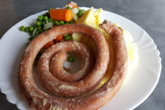 Vinná klobása pečená v troubě