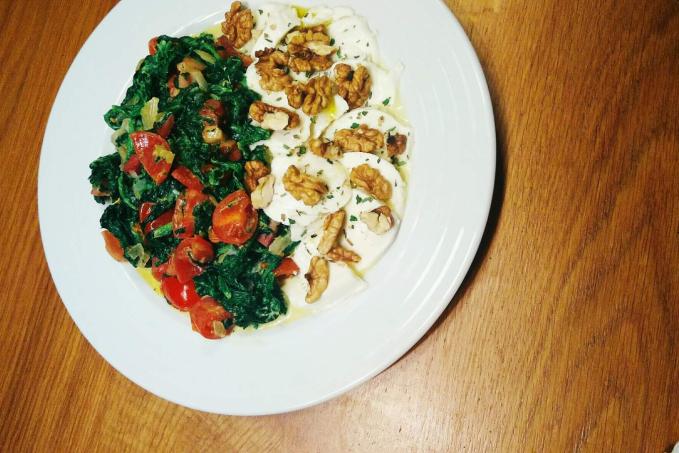 Lowcarb špenát se špekem,  rajčaty a mozzarellou