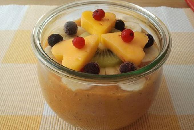 Mangové smoothie s jahodami a tofu