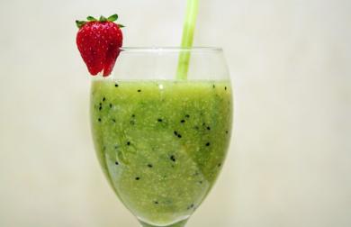 Kiwi-melounové smoothie a mangem