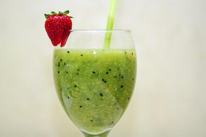Kiwi-melounové smoothie a mangem