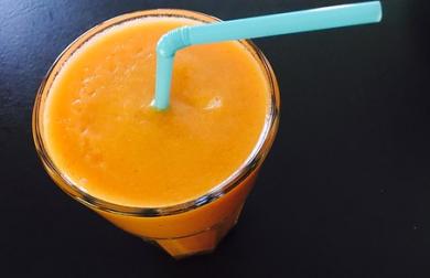 Mangovo-broskvové smoothie