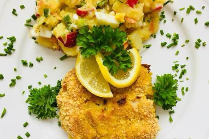 Treska v kukuřičné strouhance a zdravá verze bramborového salátu