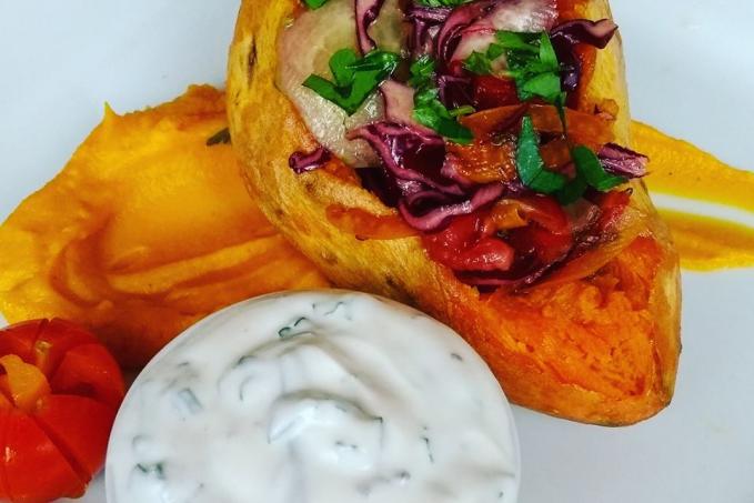 Pečený batát plněný zeleninou