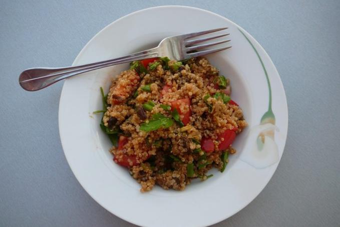 Letní salát z Quinoi s pečeným lilkem nebo paprikou - bez lepku a mléka i vajec