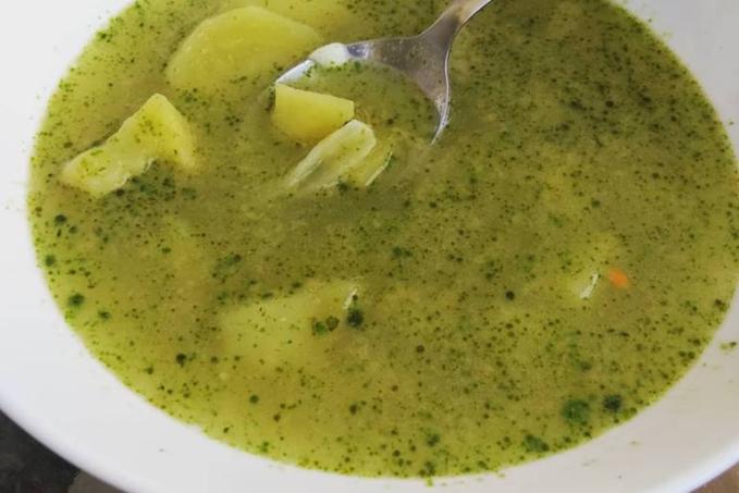 Slovenská bryndzová polievka "Demikát" s vylepšovákom v podobe medvedieho cesnaku