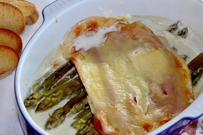 Zapečený chřest se šunkou a sýrem - bez lepku, vajec