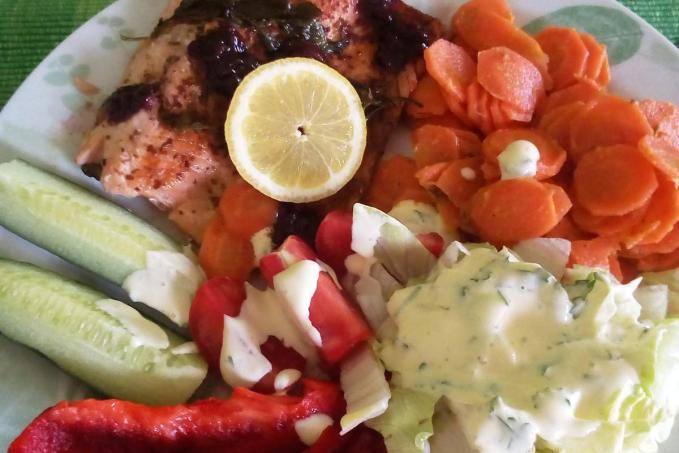 Pstruh lososovitý s dušenou mrkví, malinovým dipem a domácí majonézou