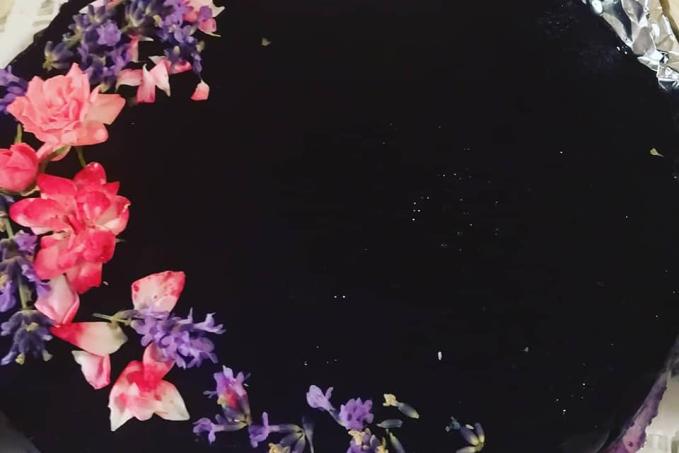 Duhový borůvkový nepečenýdort bez lepku, laktózy a vajec