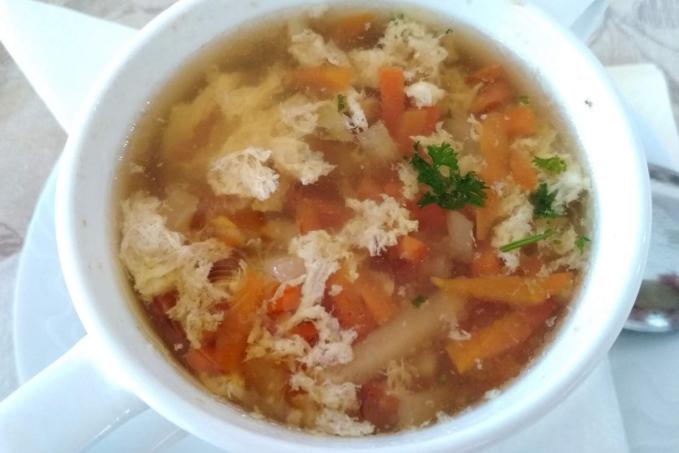 Zeleninový vývar s nudličkami a kapáním