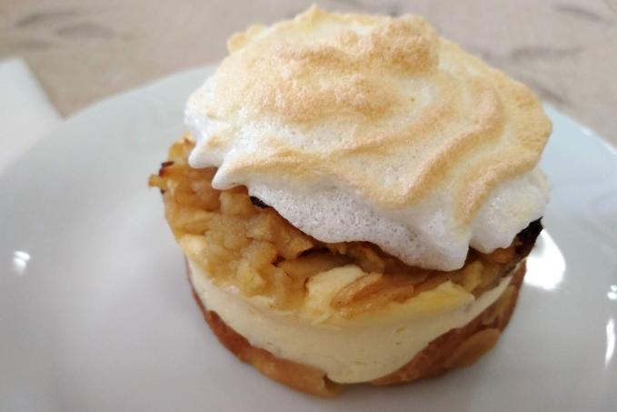 Žemlovka s tvarohem a mandlovými lupínky jako dezert