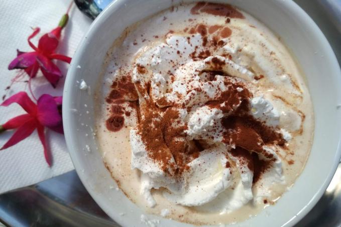 Neprůstřelná káva s vyšlehaným žloutkem