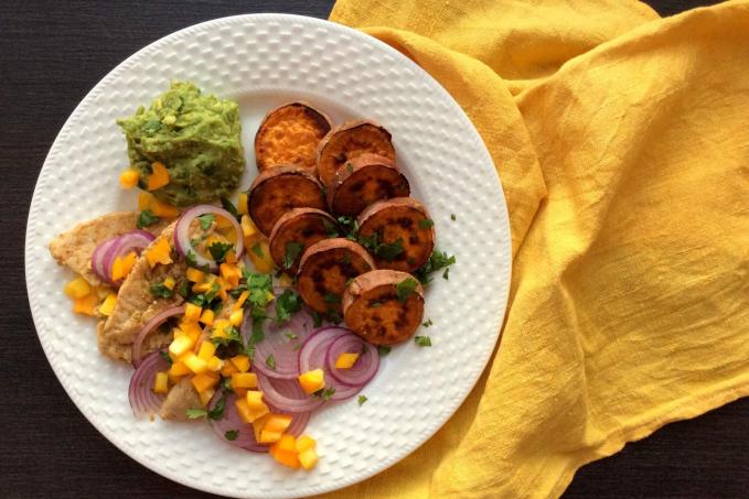 Krůtí prsa s červenou cibulí, žlutou paprikou, koriandrovou natí, avokádem a batátovými kolečky