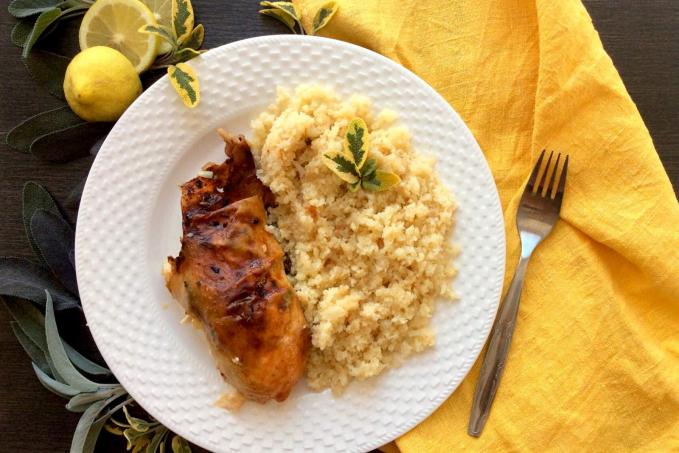 Pečené kuře s citrónem, česnekem a šalvějí a květáková "rýže"
