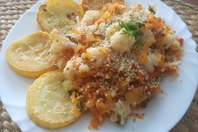 TEPLÝ KVĚTÁKOVÝ SALÁT SE SEMÍNKY - LC