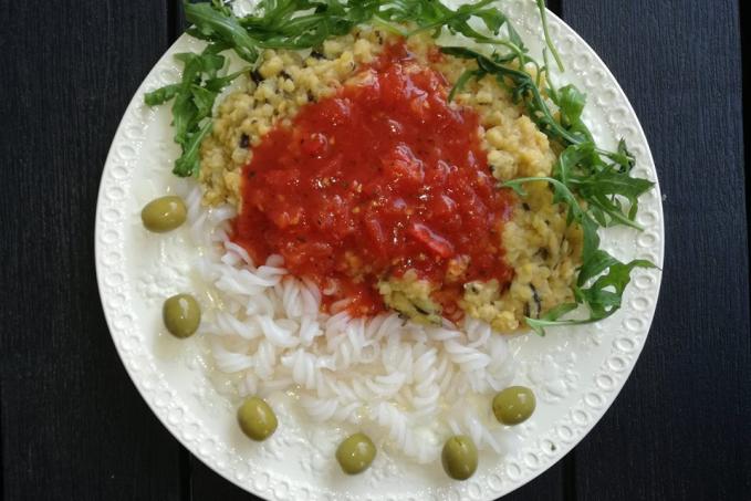 ČERVENÁ ČOČKA S RAJČATOVOU OMÁČKOU A RÝŽOVÝMI NUDLEMI