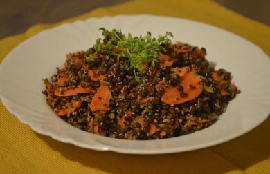 QUINOA S ČERNOU ČOČKOU A TAHINI