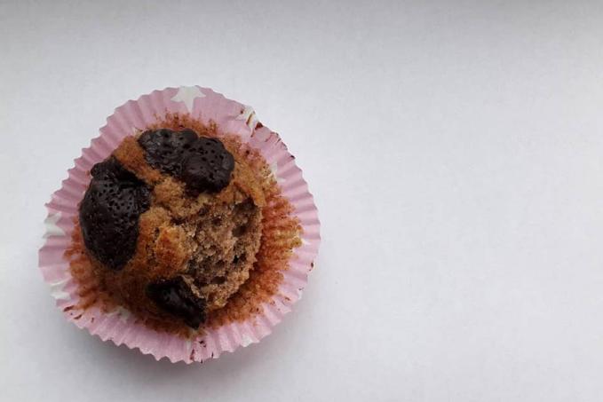 Banánovo-perníčkové muffiny se 70% čokoládou a vlašákama