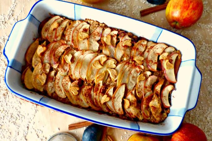 Crumble s ovesnými vločkami, švestkami, jablky, vlašskými ořechy, přírodním Šmakounem a skořicí bez přidaného cukru