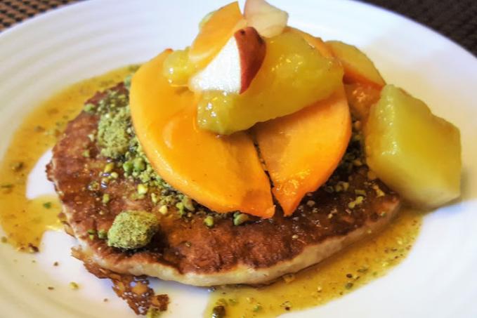 Lívance s ovesnými vločkami, drcenými pistáciemi a ovocem