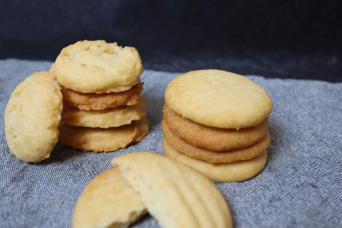 Domácí křupavé máslové sušenky s parmezánem (bez vajec)