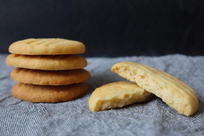 Domácí křupavé máslové sušenky s parmezánem (bez vajec)